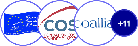 Illustration affichant les logos de trois organisations partenaires : France Terre d'Asile, Fondation COS Alexandre Glasberg et Coallia. Un cercle bleu à droite indique '+11', représentant un total de 14 opérateurs ayant signé un partenariat avec Réfugiés.info.